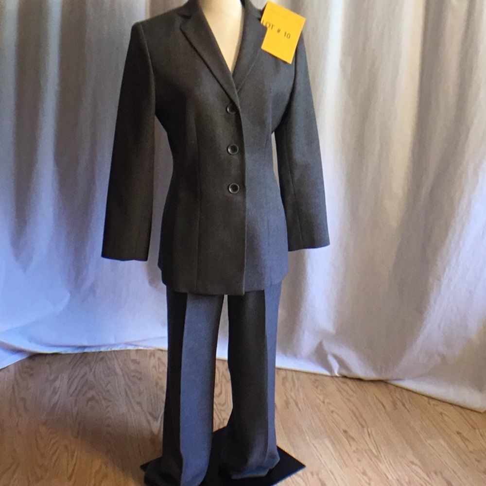 Le Suit Women's Gray Blazer and Pants Set